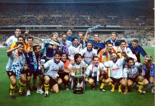 La plantilla posa con la Copa del Rey conquistada en 2001.