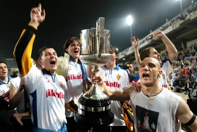 La plantilla celebra el título conquistado ante el Real Madrid.